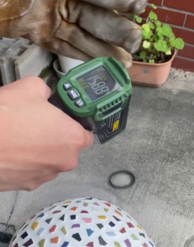 付属の温度計で石窯miniのドームのてっぺんの温度を測っている手元。表示は158.8℃